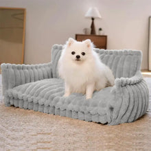 Lataa kuva Galleria-katseluun, Pehmeä valkoinen pomeranian istuu mukavasti vaaleanharmaalla ortopedisella, pestävällä koirasohvalla.
